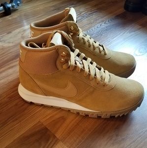 Nike hoodland suede boots